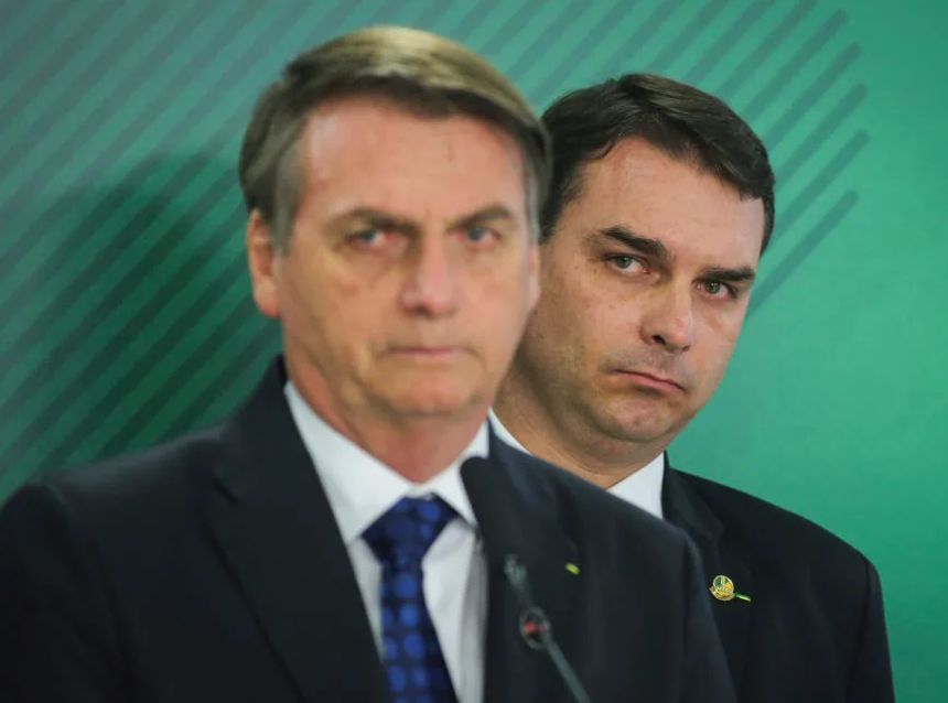 Críticas internas expõem racha entre apoiadores de Bolsonaro e preocupam Flávio