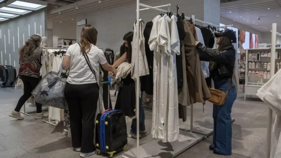 Crise no Varejo: Por que a Argentina Tem a Roupa Mais Cara e Milei Abre as Portas para Importados